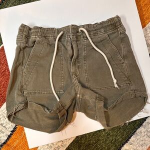 American Eagle stretch khaki green shorts size 6 gently used